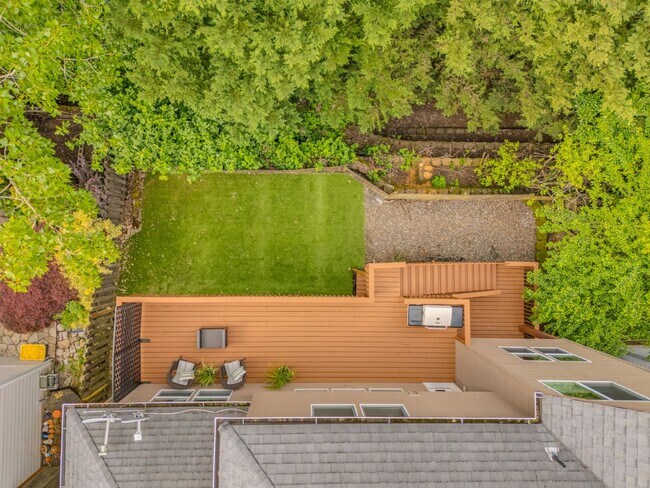Building Photo - Stunning, spacious 4-bdrm/4-bath in Tigard. Fireplace, massive decks, next to nature