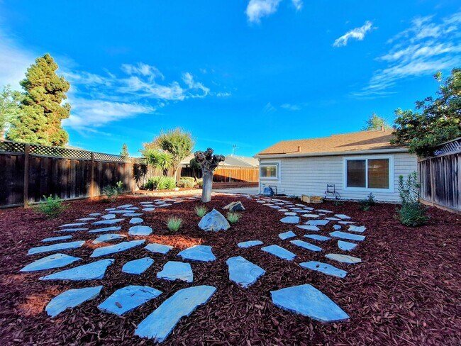 Building Photo - Beautiful 2bd Single Story House With Gate...