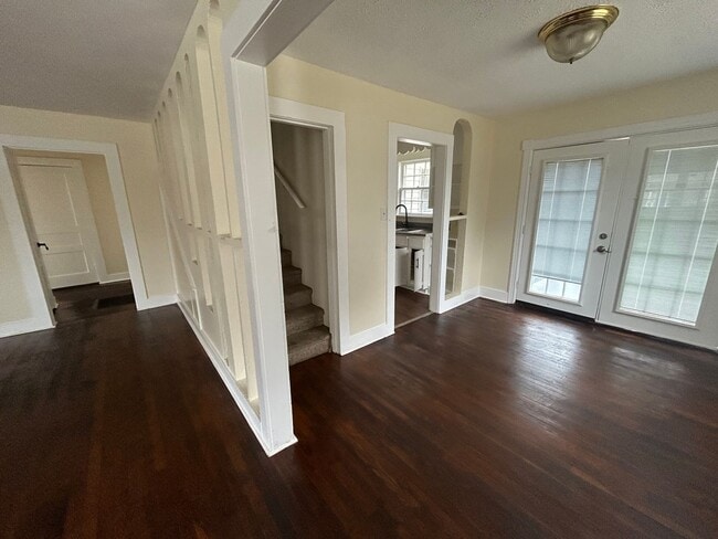 Building Photo - 4 bedroom and 1.5 bathroom