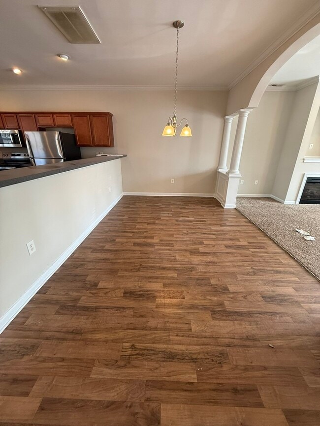 Building Photo - Beautiful 3 Bedroom 2.5 Bath SPACIOUS town home! Community Playground and Picnic area!