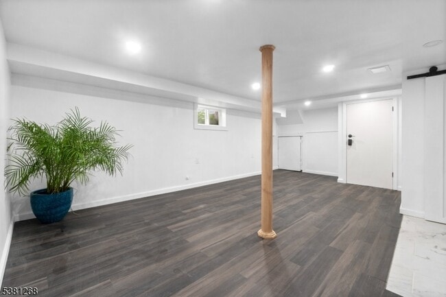 Building Photo - 656 Park Ave
