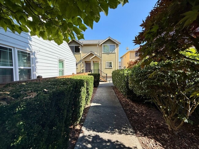 Building Photo - West Seattle Townhome