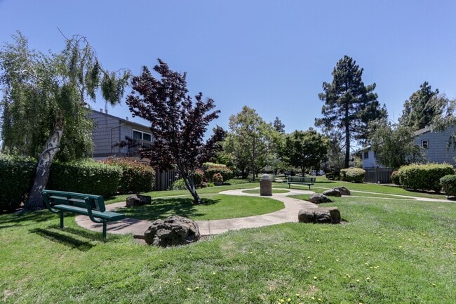 Building Photo - 3 Bed / 2.5 Bath light and spacious townho...