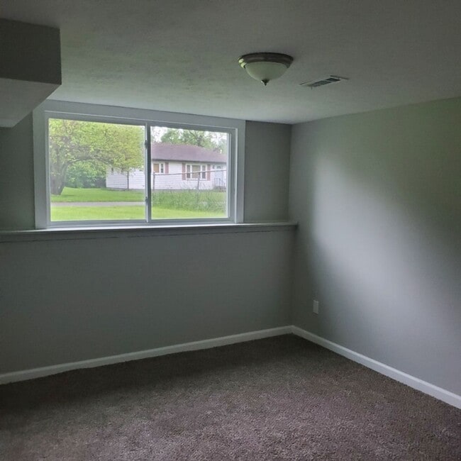 Building Photo - 6 Bdrm House For Rent