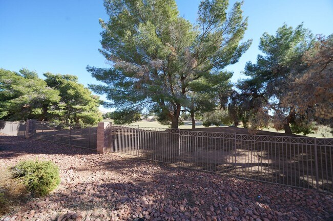 Building Photo - SHOWINGS AVAILABLE NOW