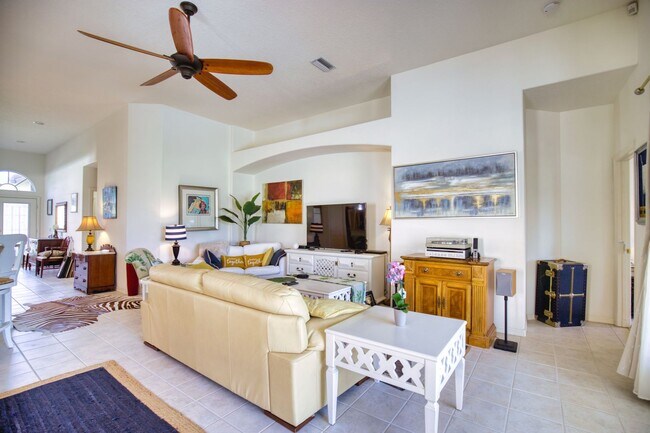 Building Photo - Seasonal Short-Term Single Family Pool Home in Pelican Pointe Golf & Country Club!