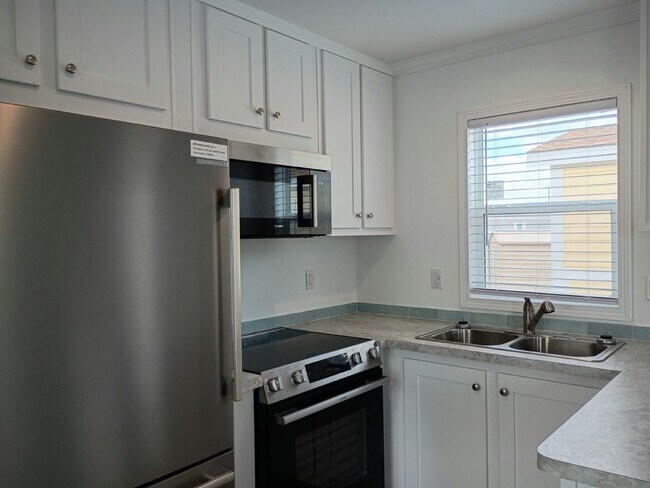 Building Photo - 38 Lily Dr