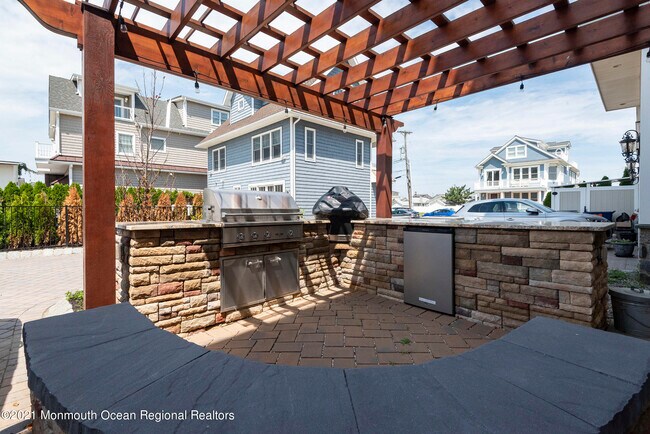 Building Photo - 1302 Ocean Ave N