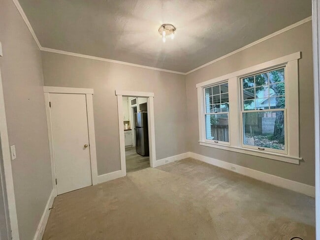 Building Photo - Elegant 4BR 2.5Bath Home with Fenced Yard & Garage Across from Seattle Prep**2 weeks free **2 wee...