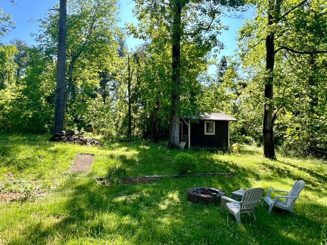 Building Photo - 3 Bedroom home for rent in Hendersonville!