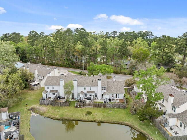 Building Photo - Modern Comfort & Convenience in Regents Green Townhome