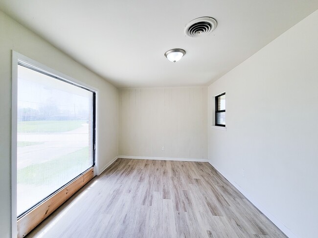 Building Photo - 133 S Yaupon St