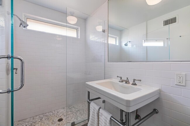 Building Photo - 1448 N Beverly Dr
