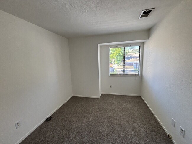 Building Photo - "Charming 3-Bed Home with Fireplace & Pool...