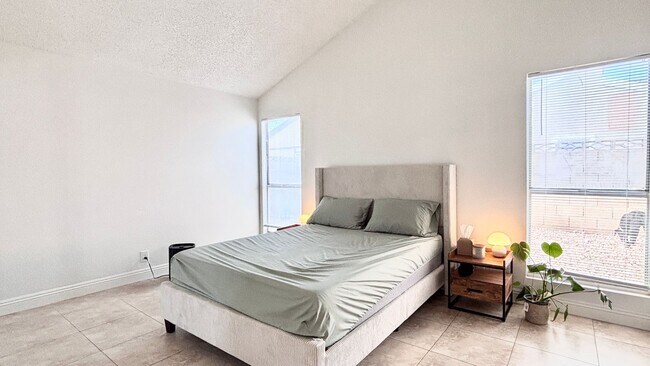 Building Photo - Fantastic 4 bedroom home with a 1 car garage and driveway space for additional car! Backyard and ...