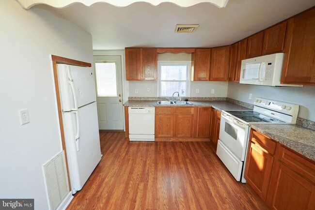 Building Photo - 33372 River View Ave