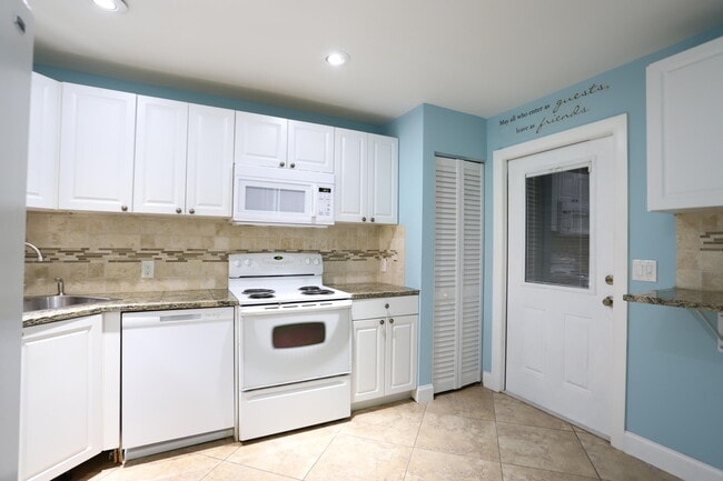 Building Photo - 1715 Woodbridge Lakes Cir