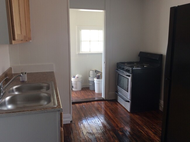 Building Photo - Coming soon! 3 Bedroom 1 Bath 2nd/3rd Floo...