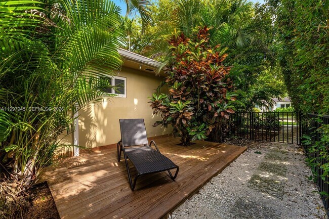 Building Photo - 611 Santurce Ave