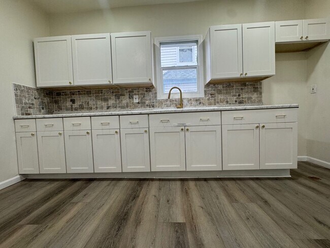 Building Photo - Charming 4-Bedroom Property in Prime Location