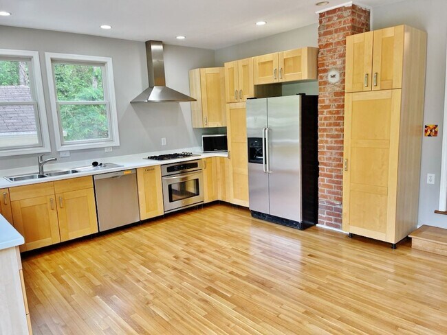 Building Photo - Beautifully updated single family home in ...