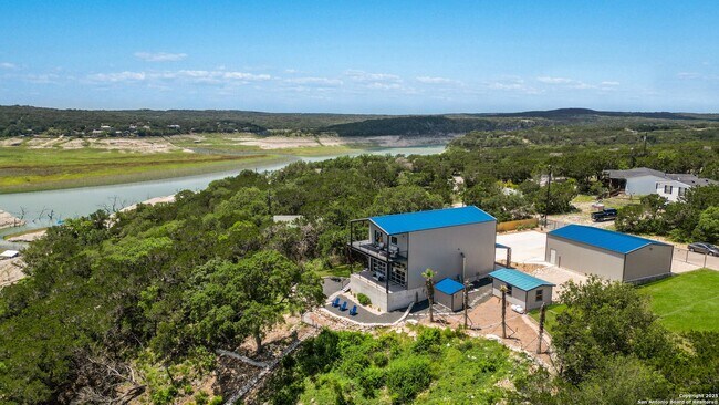 Building Photo - Hill Country Retreat