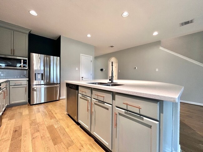 Building Photo - Bright & Beautiful 4 Bed, 3.5 Bath Home with Room for Everyone