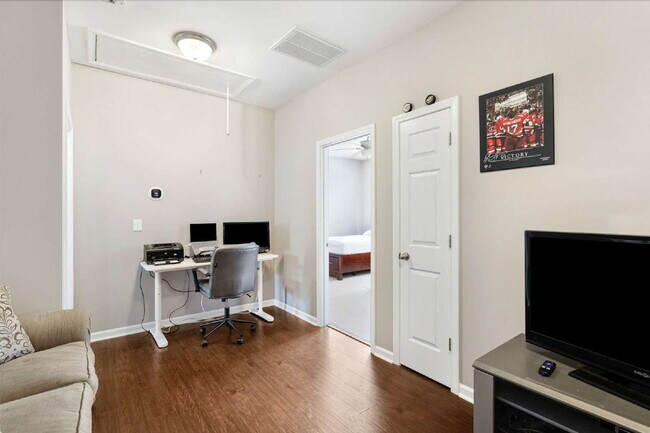 Building Photo - Charming 3-Bed/3.5 Bath Townhouse with 211...