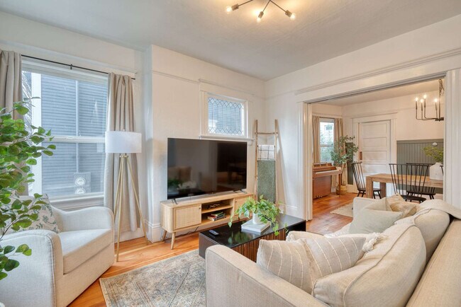 Building Photo - 1032-1036 Southeast 12th Avenue-SI ID1309849P