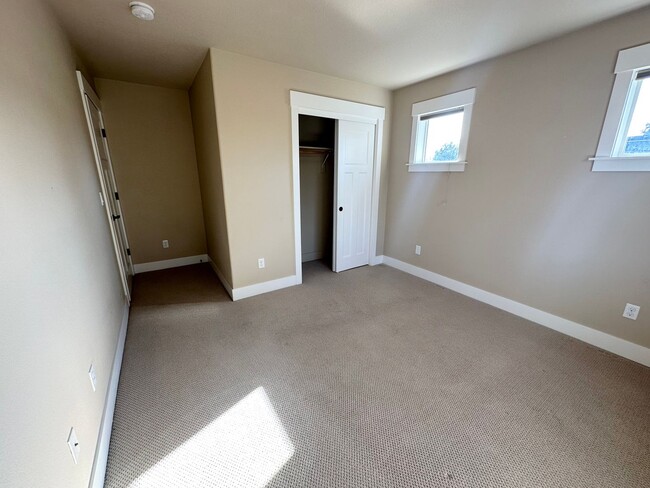 Building Photo - Super Cute 3 Bedroom with Bonus/Office in SE Portland Home!