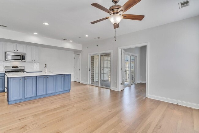 Building Photo - Spacious End Unit with Garage in Gated Com...