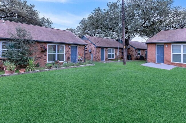 Building Photo - 900 Westwood Dr