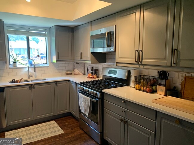 Building Photo - 2032 Powers Ferry Trce SE