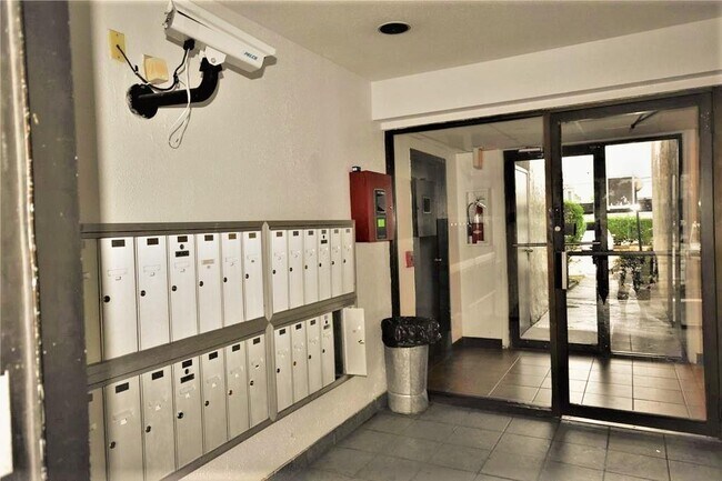 Building Photo - 2824 S Bartell Dr