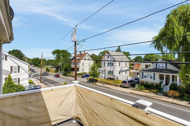 Building Photo - 452 Quarry St
