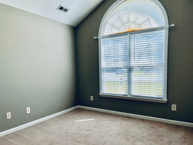 Building Photo - Spacious 3 BR House w/ Fenced Backyard and...