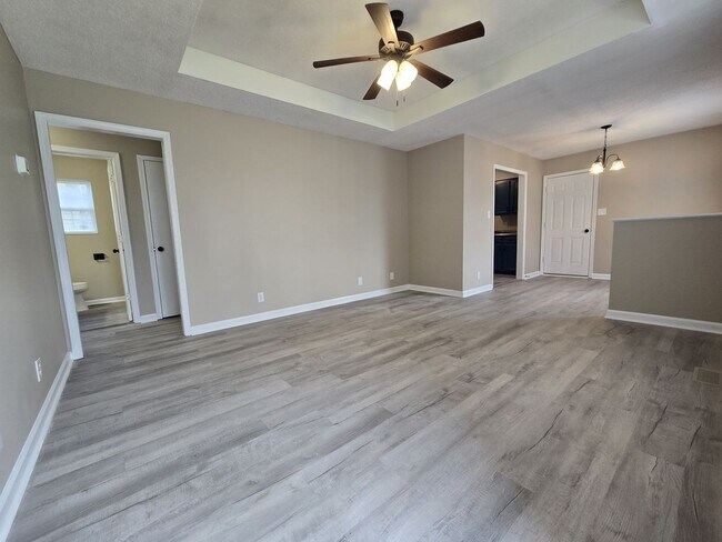 Building Photo - 3 Bedroom 2 Bathroom Home