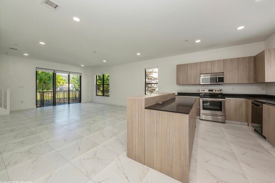 Building Photo - 6151 SW 36th Ct