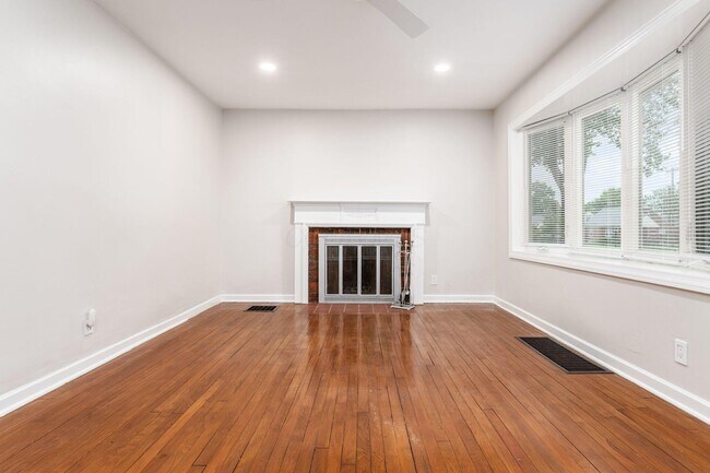 Building Photo - 884 S Chesterfield Rd