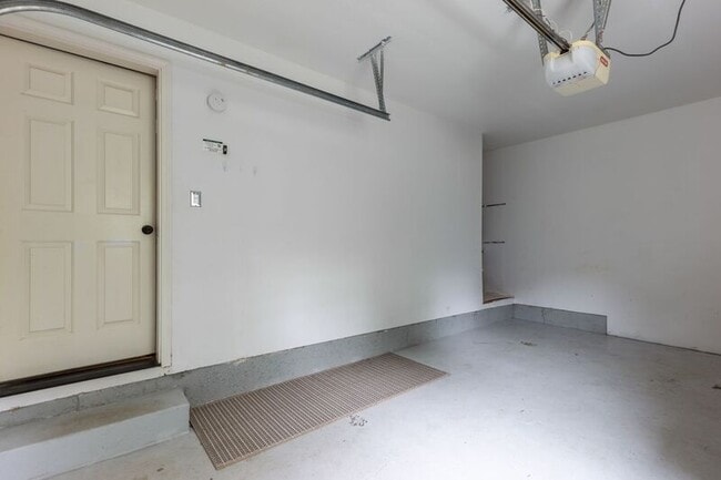 Building Photo - 9729 NW Miller Hill Dr