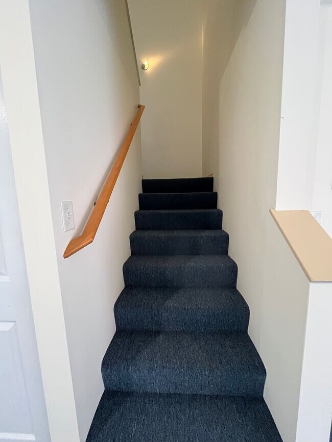 Building Photo - Three Bedroom Townhouse Style Unit