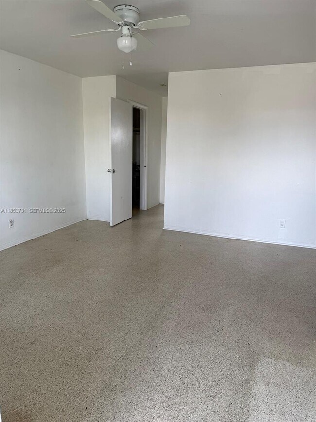 Building Photo - 519 SW 27th Ave