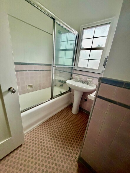 Building Photo - 1519 N Hayworth Ave