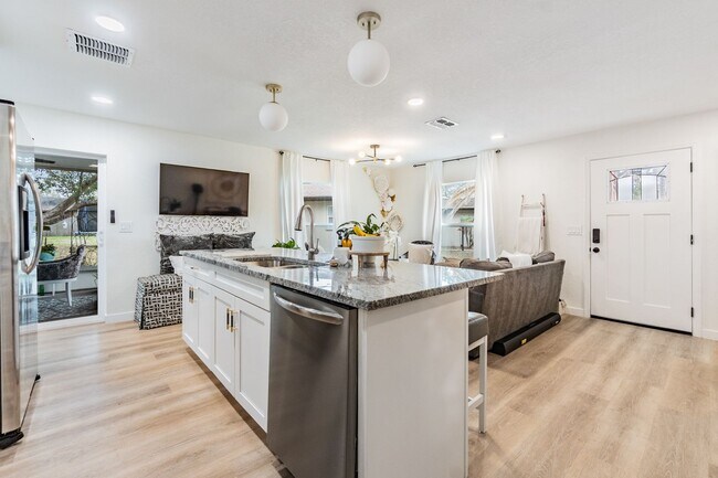 Building Photo - 1813 Chinaberry Dr