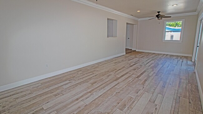 Building Photo - 8804 SE Jardin St