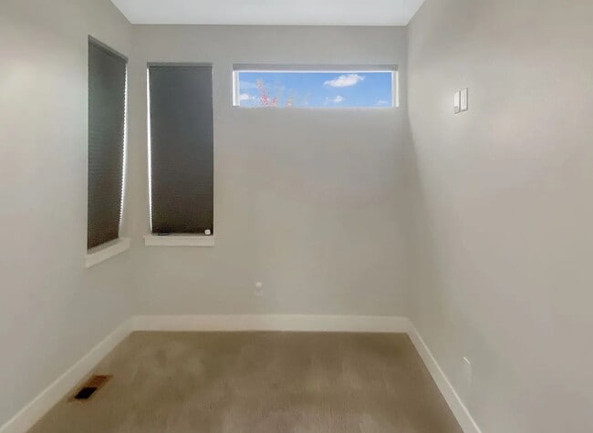 Building Photo - Modern 4BD, 3BA LoHi Townhome with Rooftop Deck