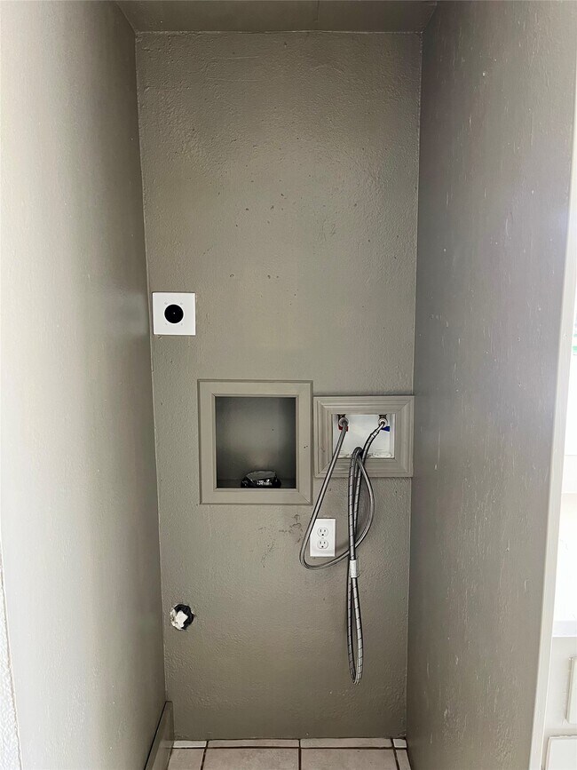 Building Photo - 1042 W Village Ct