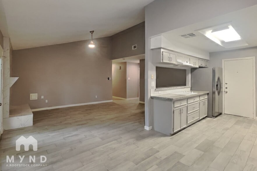 Building Photo - 2403 Summer Spring Dr