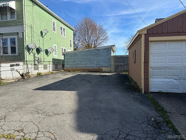 Building Photo - 654 Hertel Ave