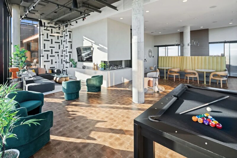 Building Photo - 1147 W Van Buren St